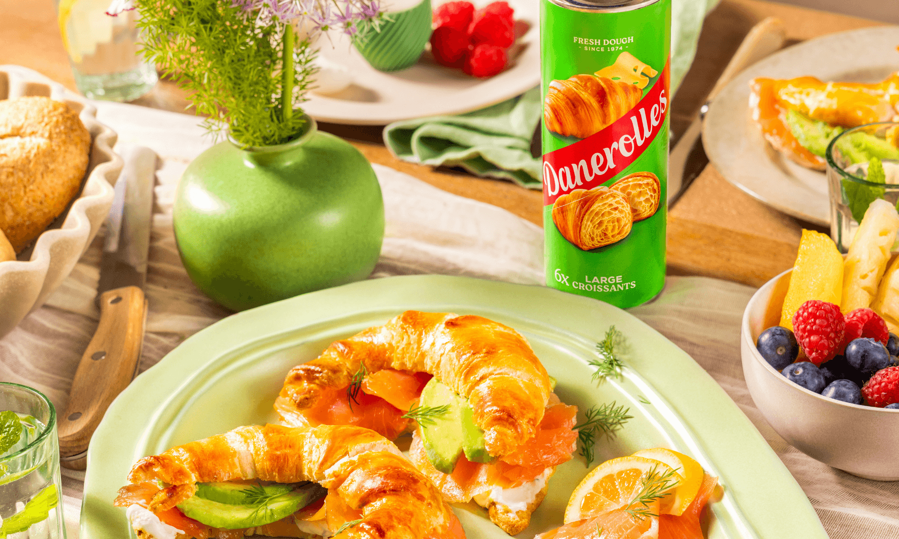 Grand croissant au saumon, avocat et citron